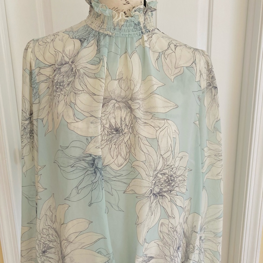 ✨Vince Camuto Mock-Neck Blouse✨ - Picture 2 of 10